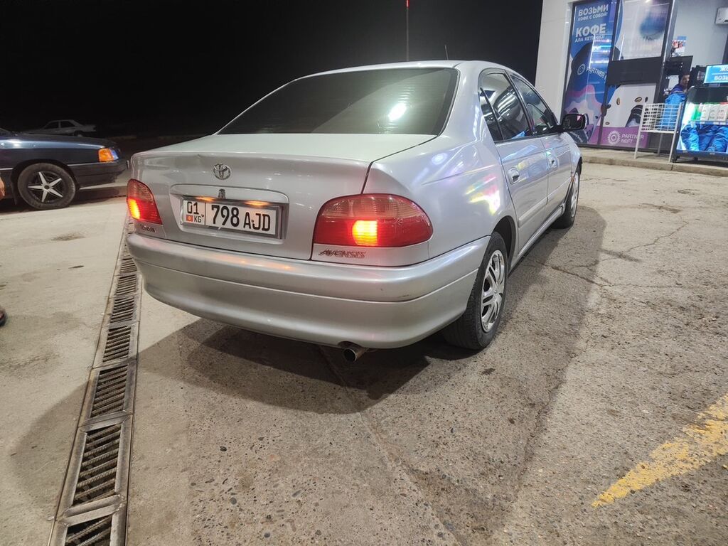 Toyota Avensis: 2002 г., 1.6 л, Механика, Бензин, Седан: фото 3