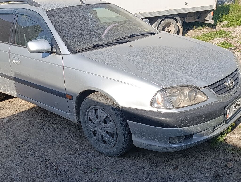 Toyota Avensis: 2001 г., 2 л, Механика, Бензин, Универсал: фото 2