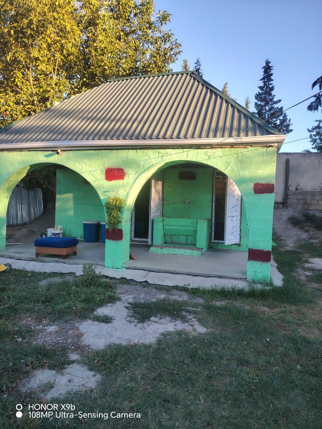 Həyətyanı sahəsi geniş olan fərdi yaşayış evi. Şəkillərdən göründüyü