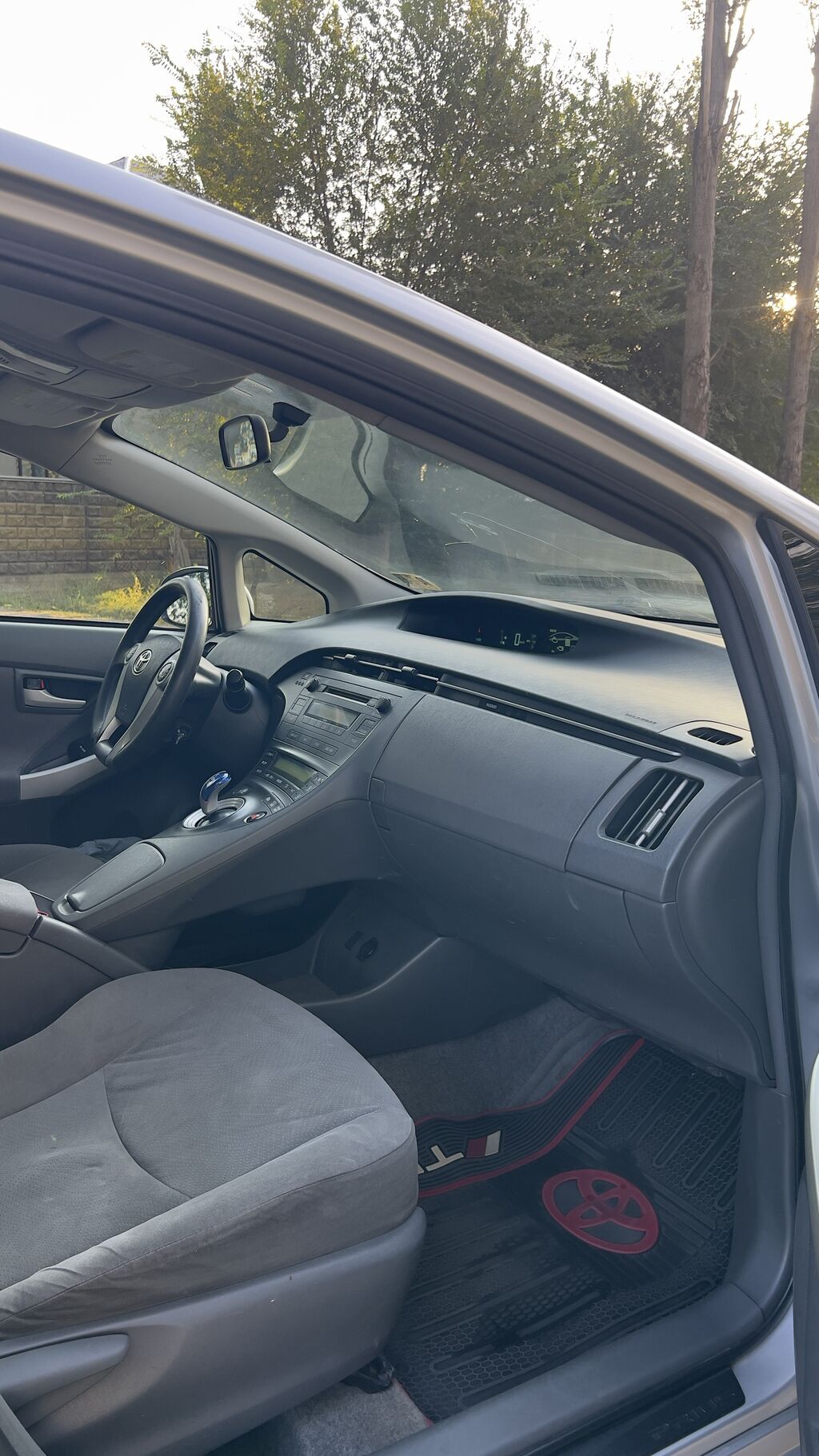 Toyota Prius: 2011 г., 1.8 л, Вариатор, Гибрид, Универсал: фото 5