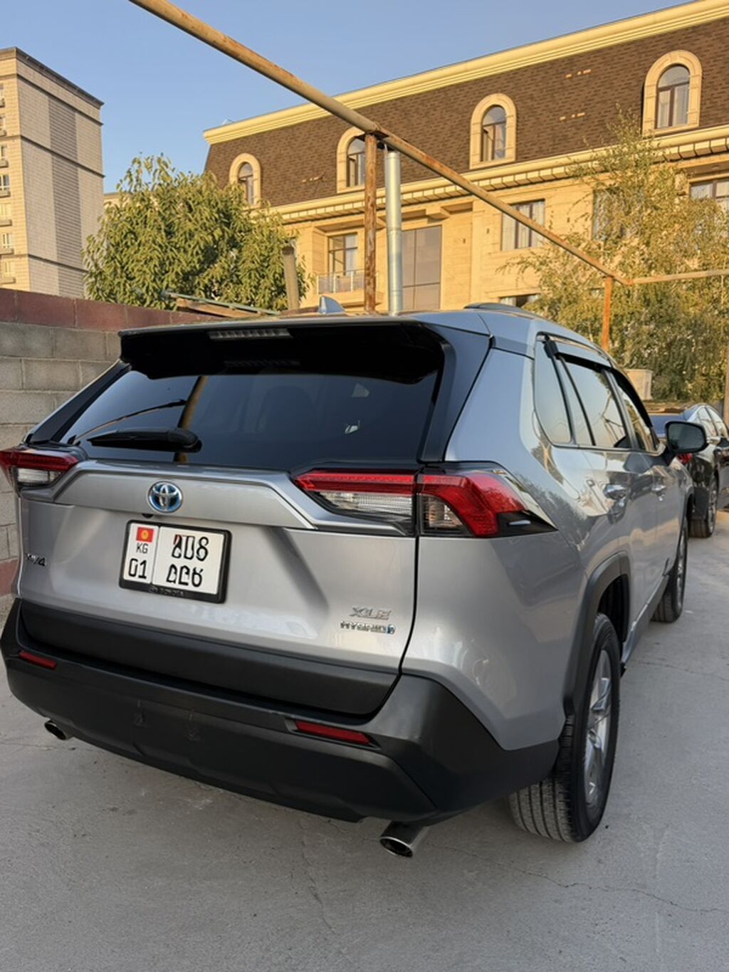 Toyota RAV4: 2022 г., 2.5 л, Автомат, Гибрид, Кроссовер: фото 3