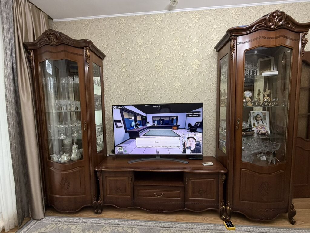 Классический мебельный комплект для гостиной. Состав: - Две витрины с