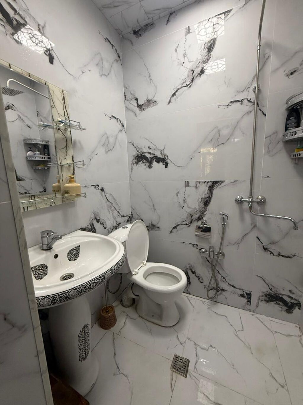 Bileceri qes 297 nomreli mektebin yax 5 mertebeli binanin 1 ci