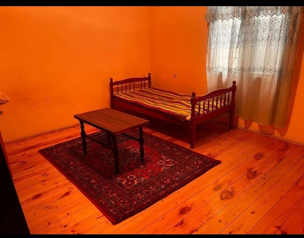 Kirayə verilən 1 otaqlı həyət ev oğlanlar üçündür (mətbəx və sanitar