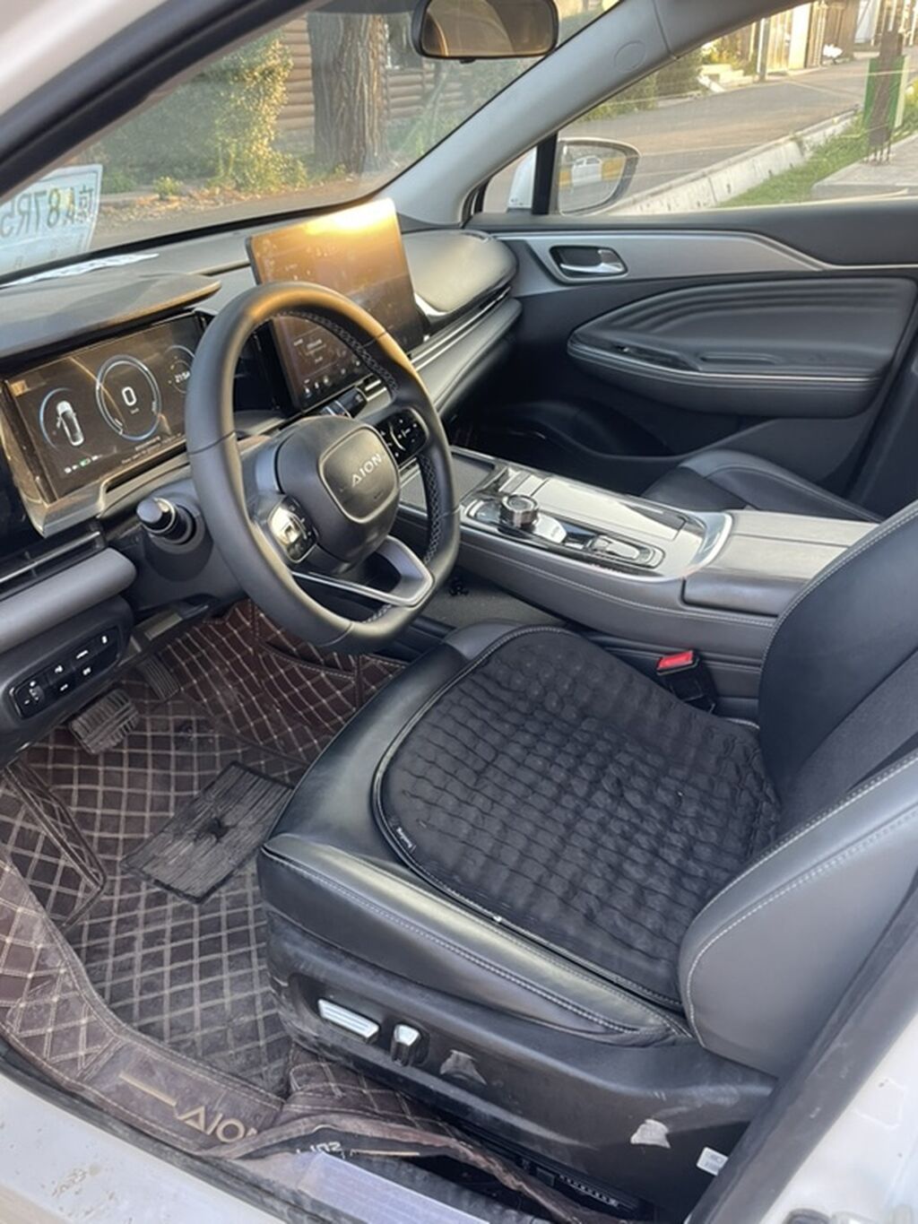 GAC Aion S Plus — полностью электрический седан в белом цвете: фото 6