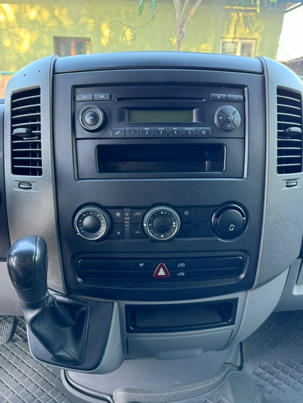 Mercedes-Benz Sprinter — цельнометаллический фургон белого цвета: фото 3