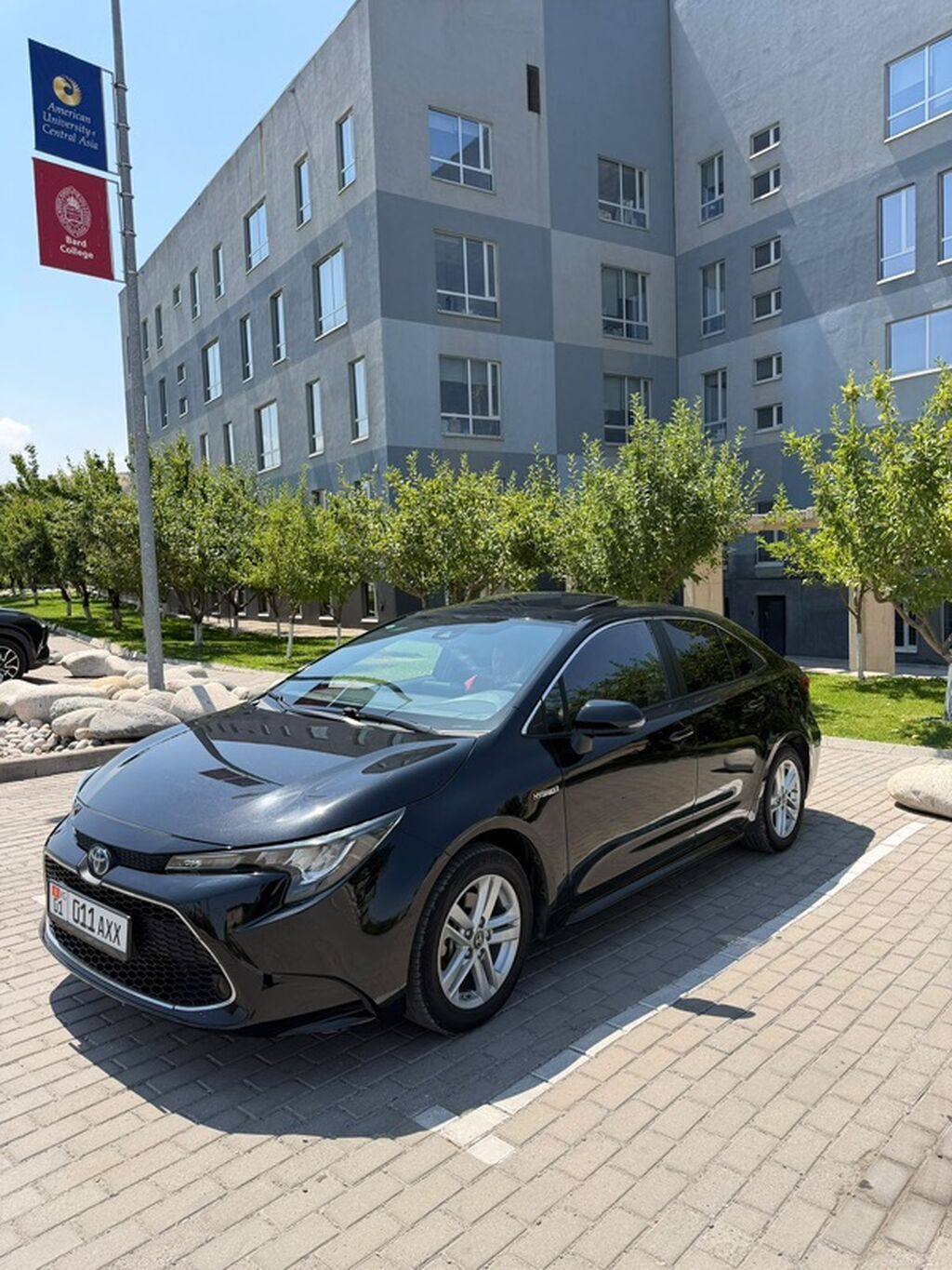Toyota Corolla: 2021 г., 1.8 л, Вариатор, Гибрид, Седан: фото 2