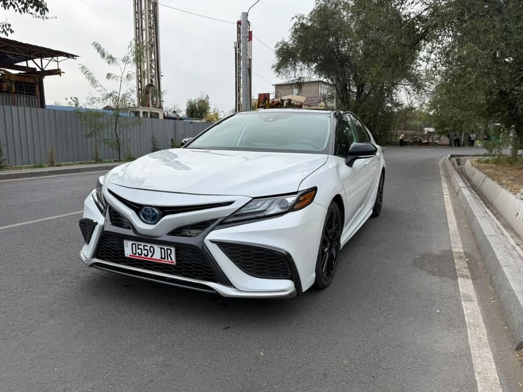 Toyota Camry: 2022 г., 2.5 л, Вариатор, Гибрид, Седан: фото 2
