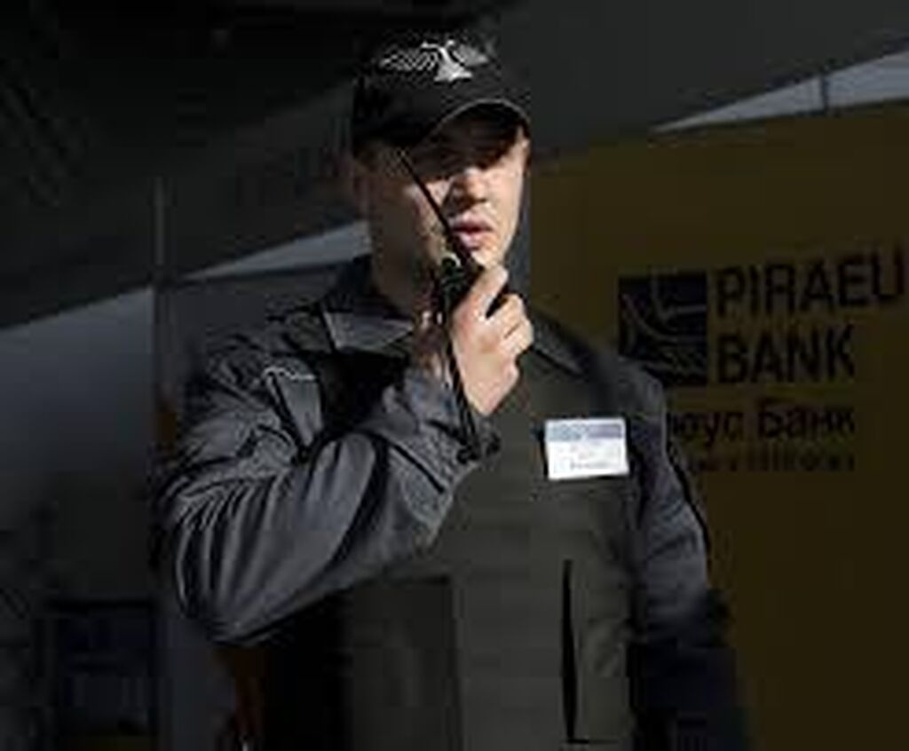 Что говорят охранники в 3008. Охранник в тц. Мужик с рацией. Что говорят охранники в 3008. Охранник говорит.