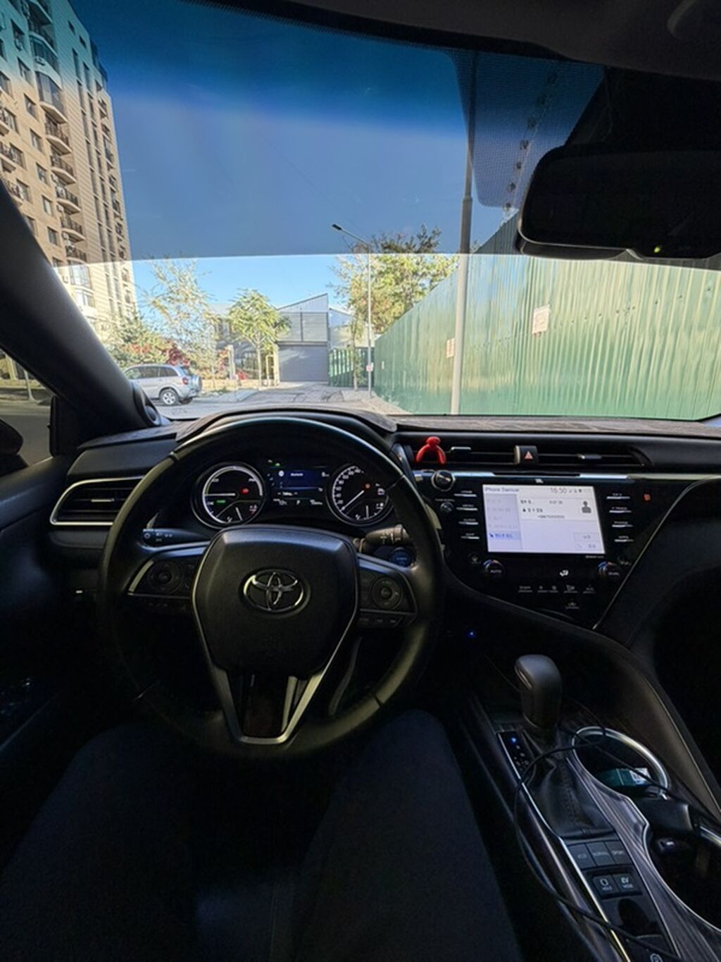 Toyota Camry: 2018 г., Гибрид, Седан: фото 5