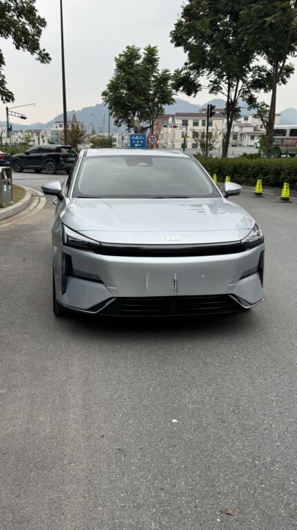 Geely : 2026 г., 1.5 л, Робот, Гибрид, Седан: фото 5