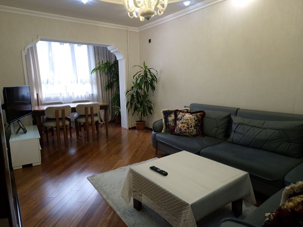 Bakı, 3 otaqlı, Köhnə tikili, m. Xalqlar Dostluğu, 85 kv. m