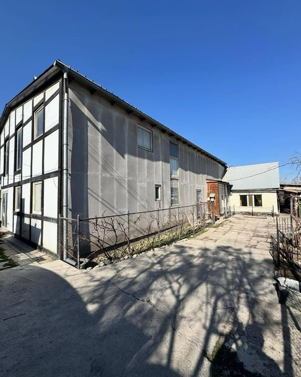 Продаётся земельный участок с домом и хозяйственными постройками в