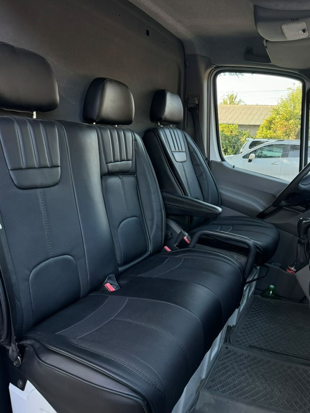 Mercedes-Benz Sprinter — цельнометаллический фургон белого цвета: фото 6