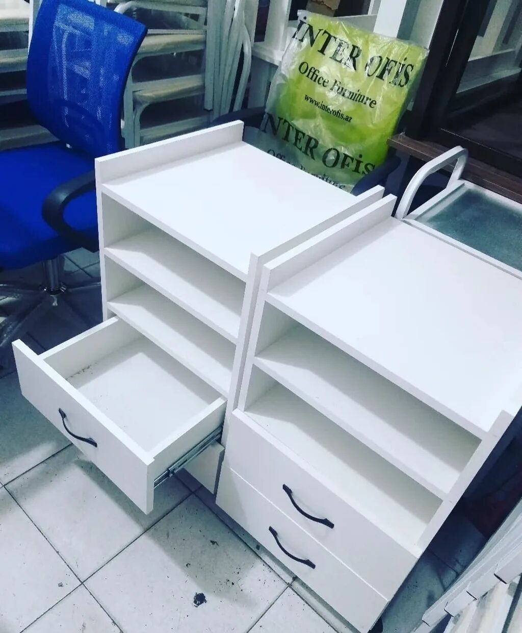 Ağ rəngdə, iki hissədən ibarət bu şkaf ofislər üçün nəzərdə tutulub