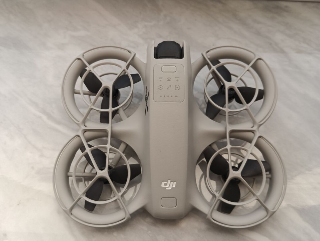 DJI Neo — компактный квадрокоптер с защитой винтов и камерой для ярких: фото 3