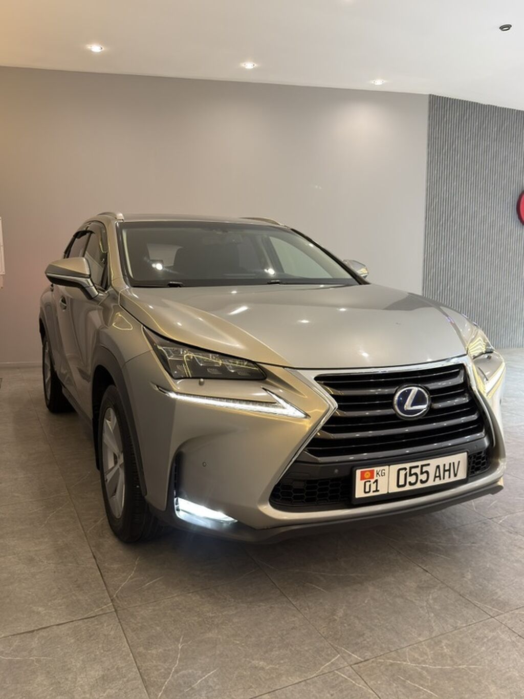 Lexus NX: 2017 г., 2.5 л, Автомат, Гибрид, Кроссовер: фото 4