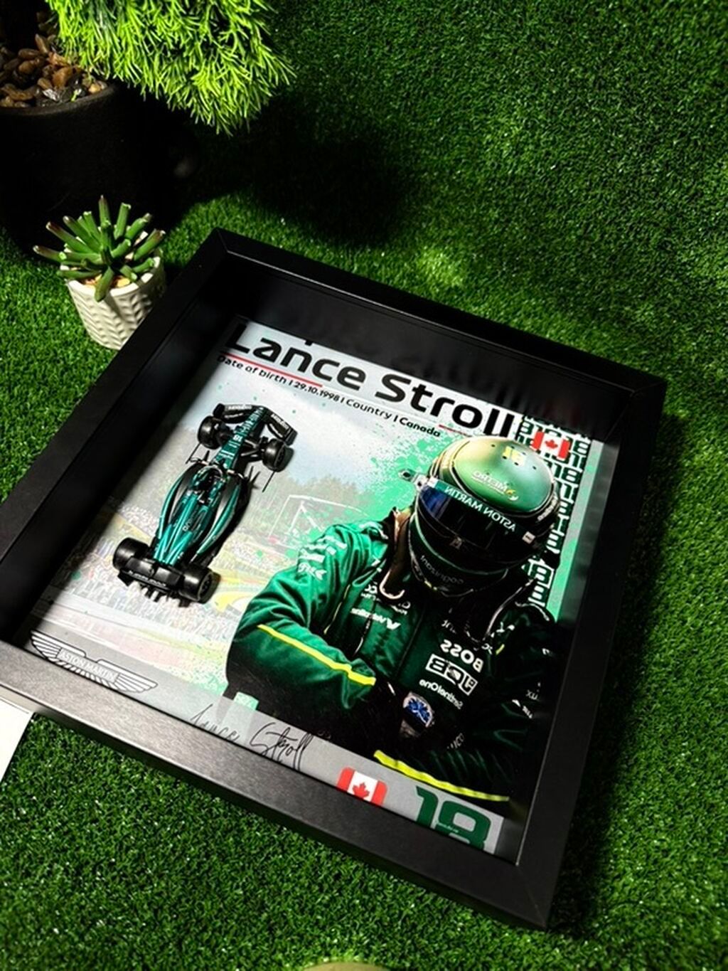 Figurice i makete: Uramljeni kolekcionarski predmet sa figuricom automobila Formule 1 i