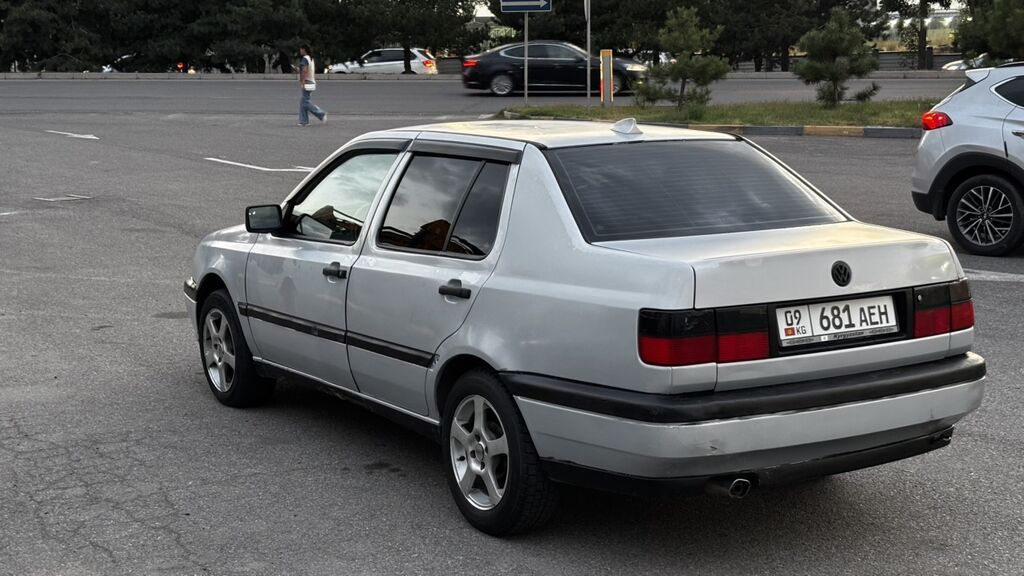 Volkswagen Vento: 1993 г., 1.8 л, Механика, Бензин, Седан: фото 8
