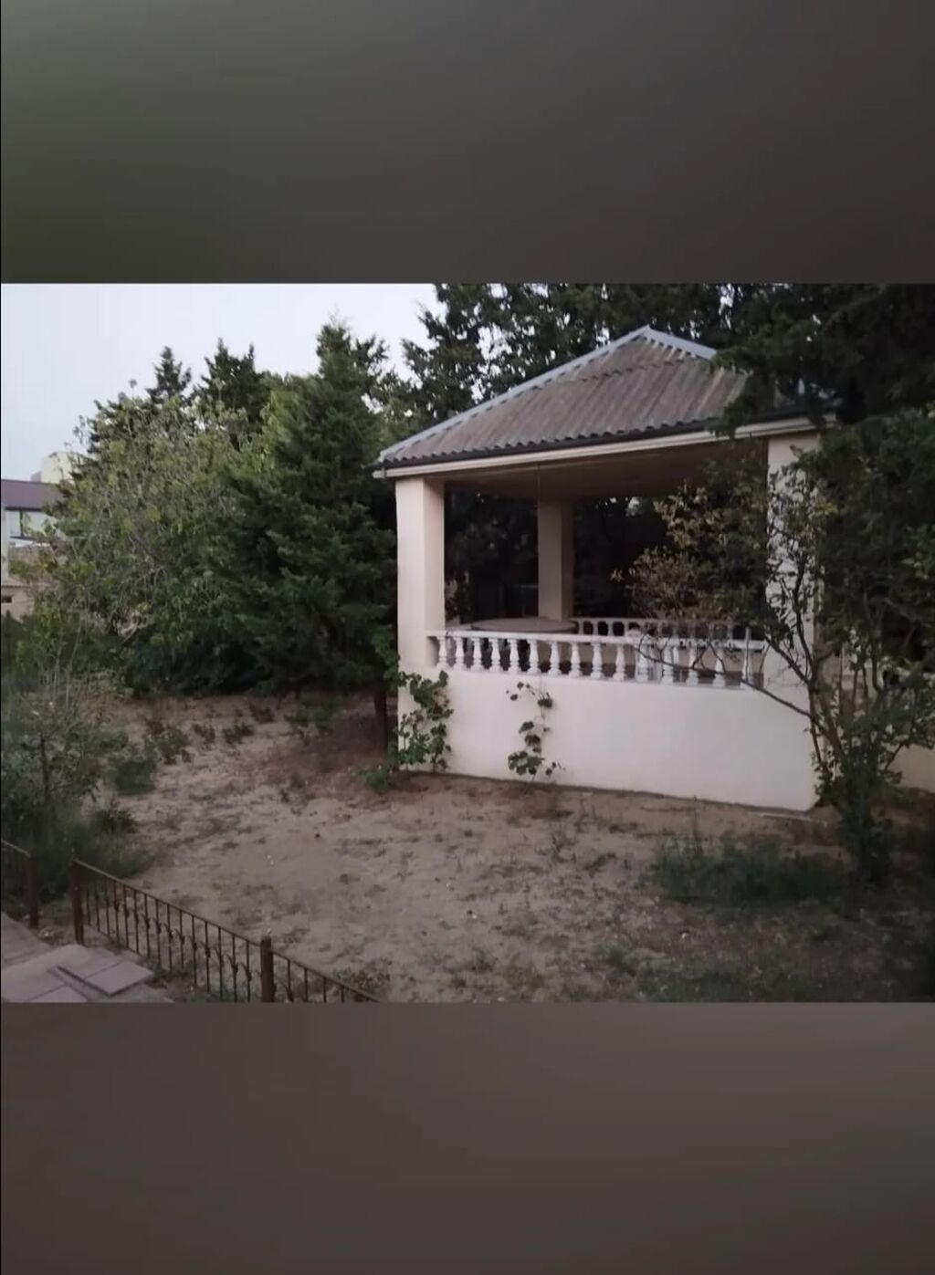 Satılır: həyət evi və torpaq sahəsi - Geniş zal: böyük pəncərələr