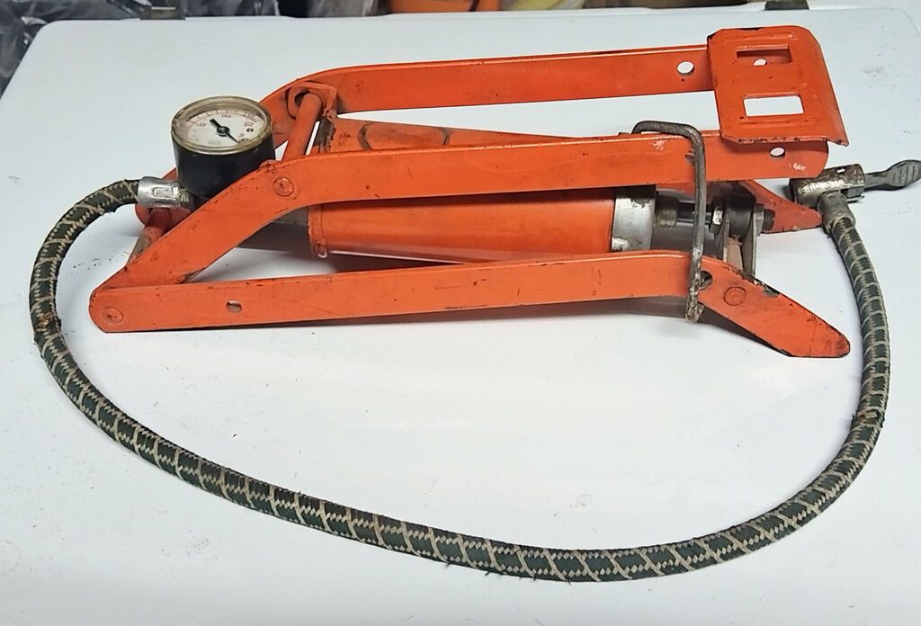 Kompresori za vazduh: FADIP nožna auto-pumpa – prava metalna, „neuništiva“ varijanta