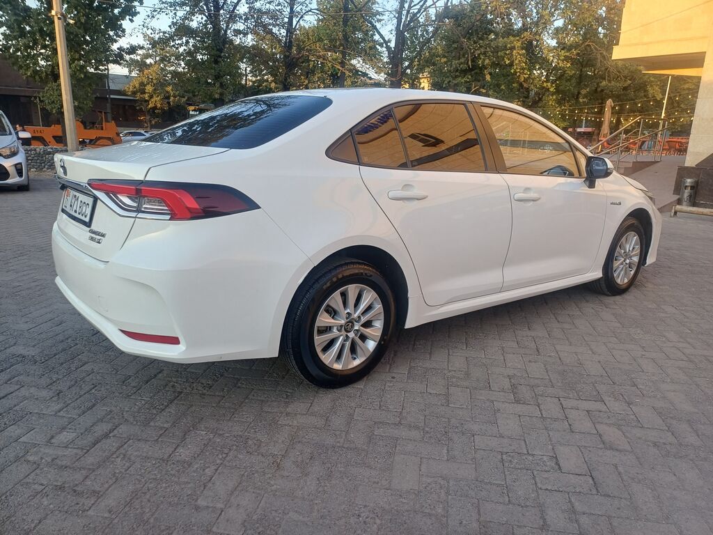 Toyota Corolla: 2021 г., 1.8 л, Автомат, Гибрид, Седан: фото 2