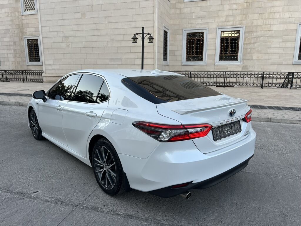 Toyota Camry: 2021 г., 2.5 л, Автомат, Гибрид, Седан: фото 2