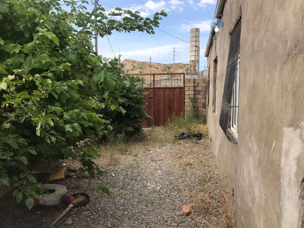 Binəqədi qəs. 5 otaqlı, 320 kv. m, Təmirsiz