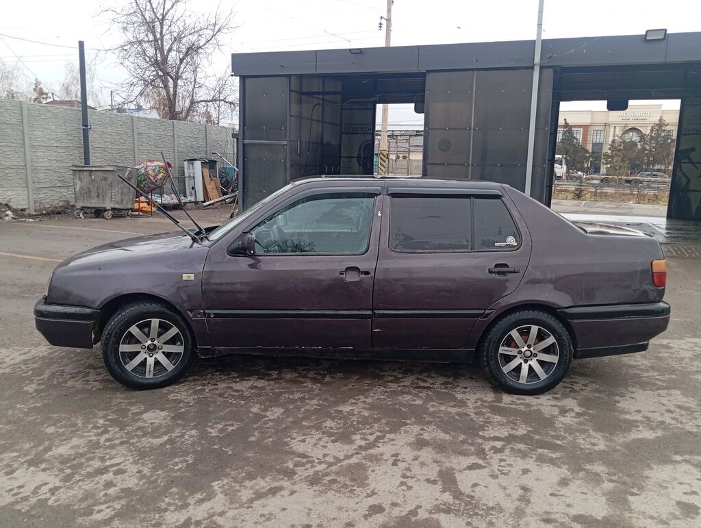 Volkswagen Vento: 1992 г., 1.8 л, Механика, Бензин, Седан: фото 2