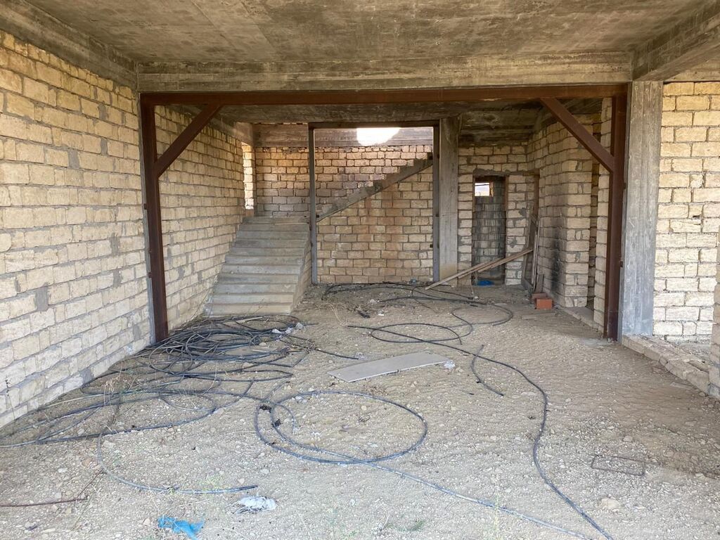 8 otaq, 322 kv. m, Təmirsiz