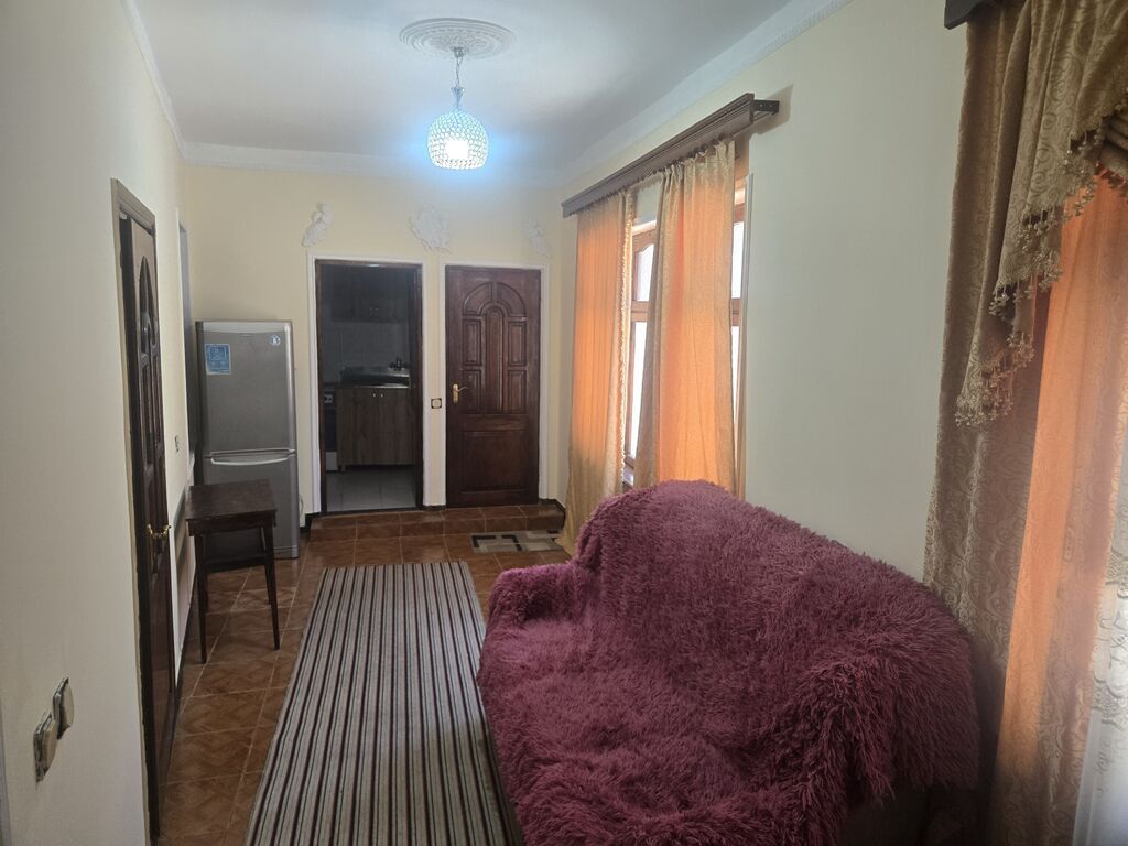 2 mərtəbəli həyət evi - Plan: 2 səviyyə, küçəyə ayrıca giriş -