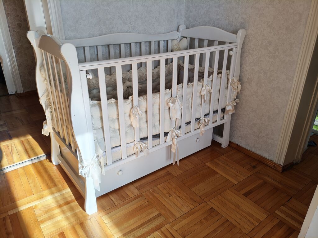 Продаю детскую кроватку маятник В отличном состоянии С комплектом: фото 1
