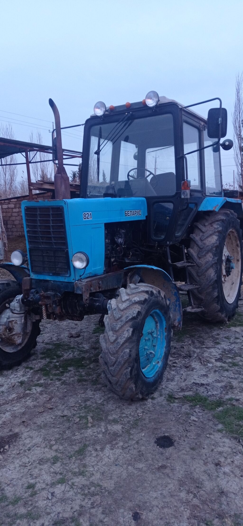Belarus 82.1 traktor. Şəkillərdə görünən model qapalı kabinli Belarus