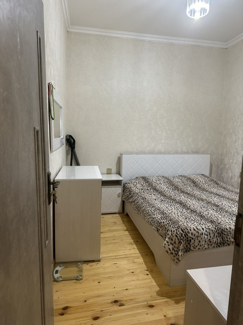 Satılır – həyət evi - Plan: girişdən dar keçidli həyət, metal giriş