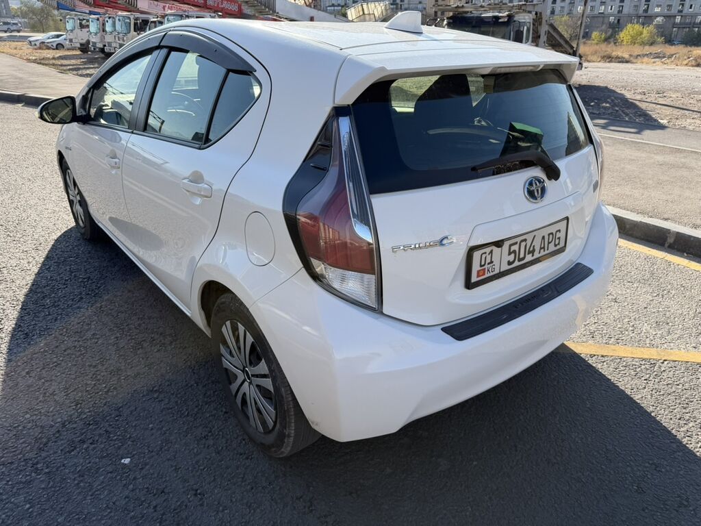 Toyota Prius C: 2016 г., 1.5 л, Вариатор, Гибрид, Хэтчбэк: фото 3