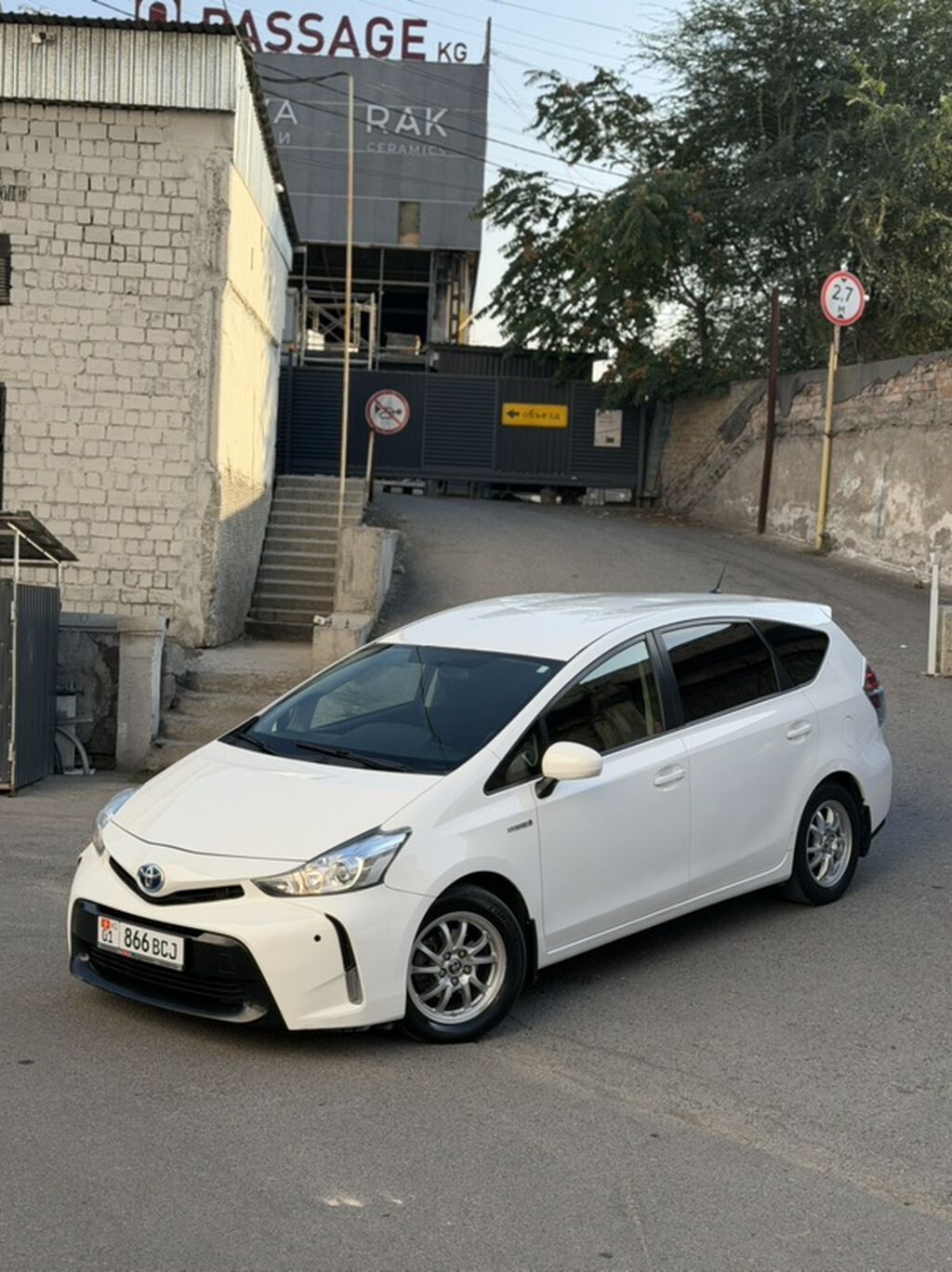 Toyota Prius V: 2018 г., 1.8 л, Гибрид, Универсал: фото 1