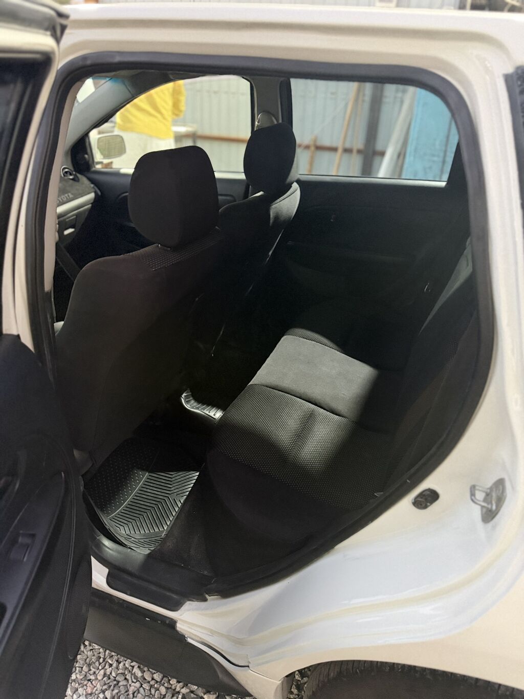 Toyota Ist: 2004 г., 1.5 л, Автомат, Бензин, Фастбек: фото 3