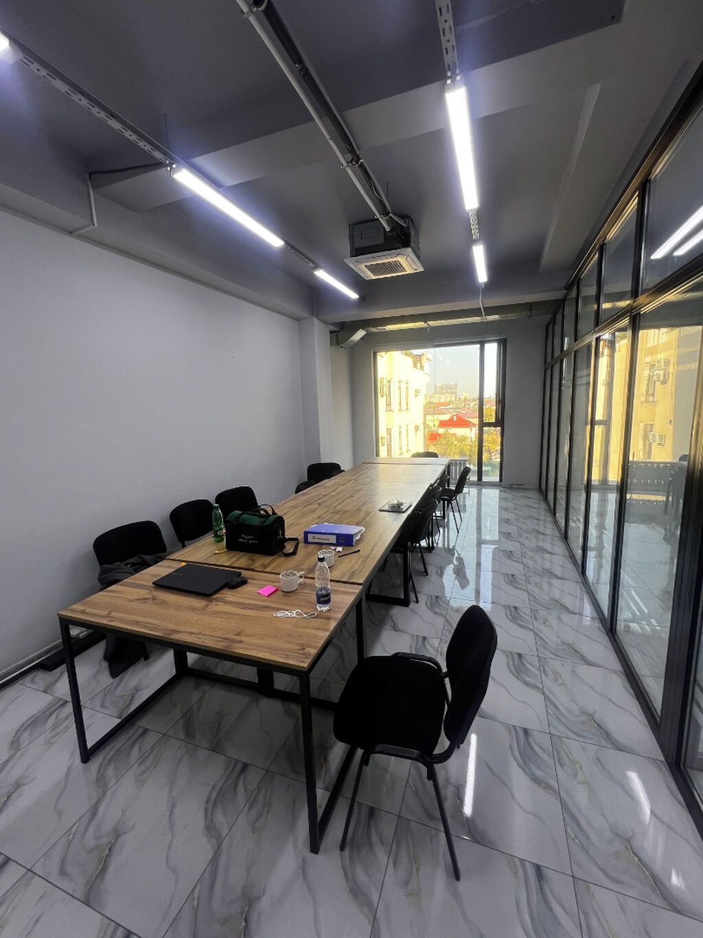 Сдаю Офис целиком: Банковское отделение, IT-компания, Авиакасса, 60 м², В бизнес центре, С ремонтом, С высокими потолками