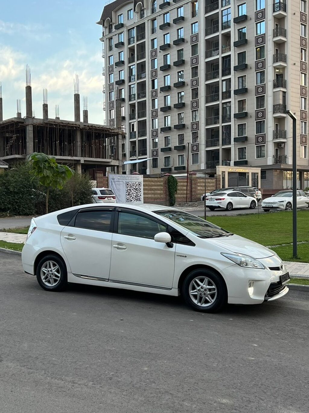 Toyota Prius: 2015 г., 1.8 л, Автомат, Гибрид, Хэтчбэк: фото 2