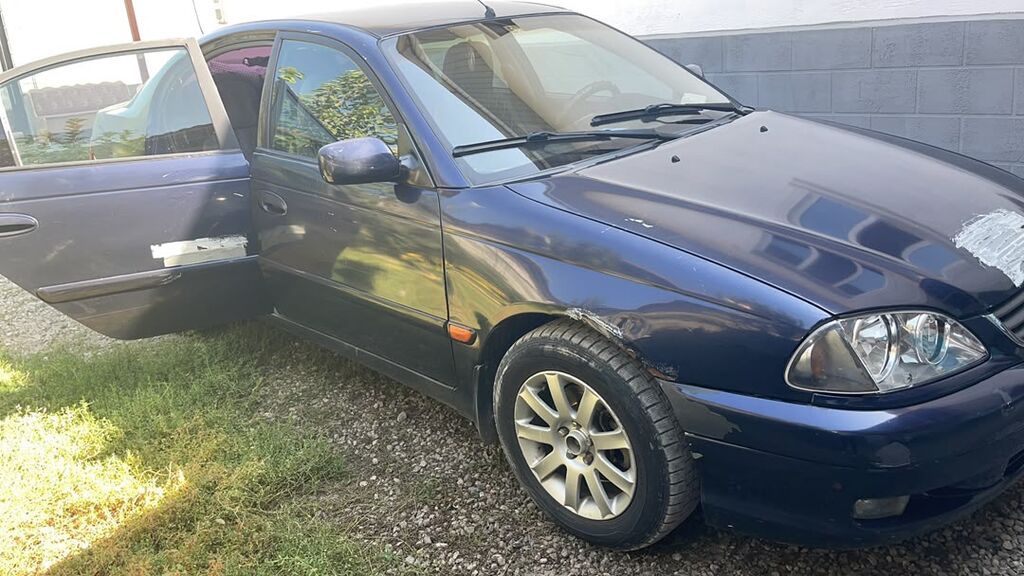 Toyota Avensis: 2001 г., 1.8 л, Механика, Бензин, Седан: фото 3