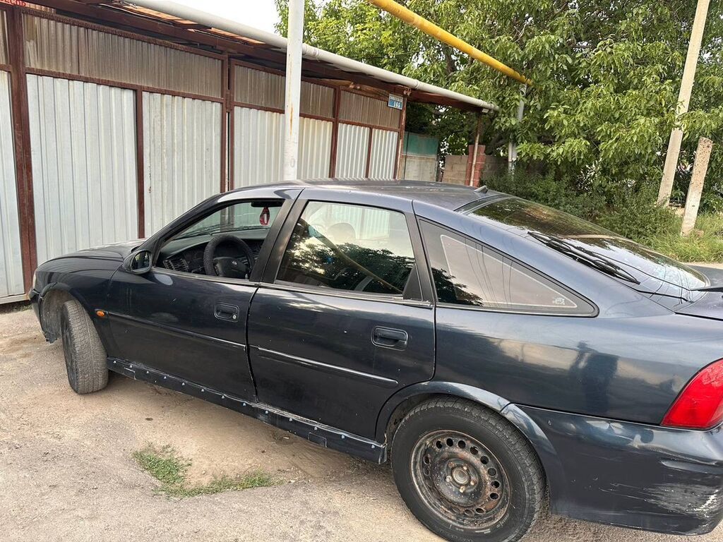 Opel Vectra: 2000 г., 1.8 л, Механика, Бензин, Хэтчбэк: фото 3