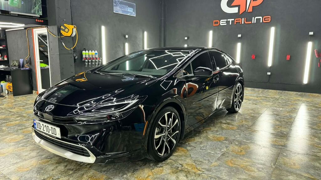 Toyota Prius: 2023 г., 2 л, Автомат, Гибрид, Фастбек: фото 1