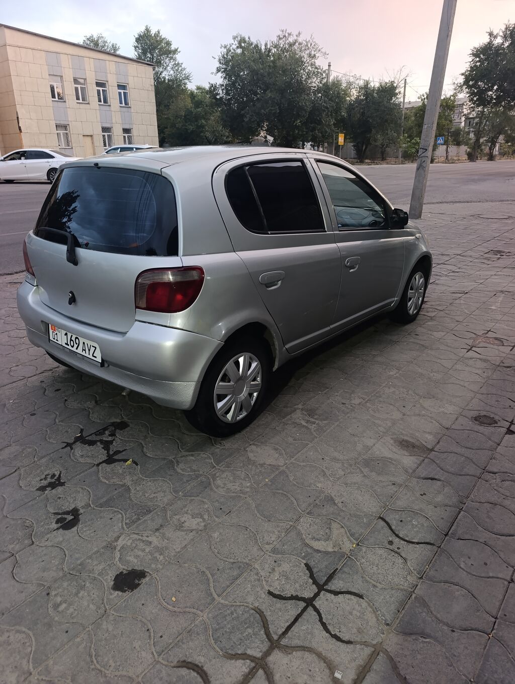 Toyota Yaris: 2000 г., 1.3 л, Бензин, Хэтчбэк: фото 3