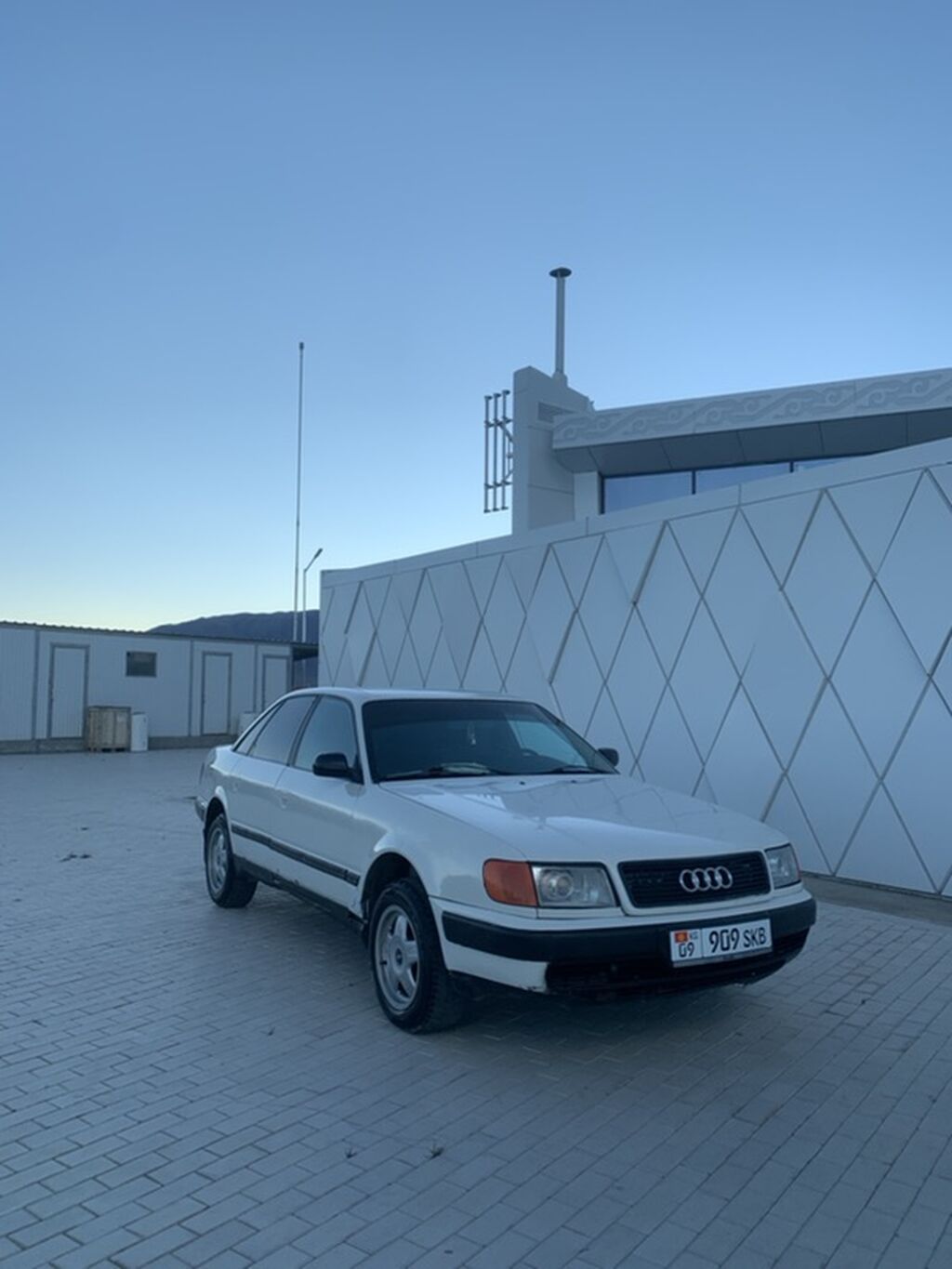 Audi 100: 1991 г., 2 л, Механика, Бензин, Седан: фото 3