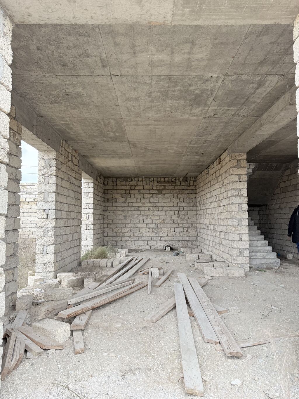 7 otaqlı, 222 kv. m, Təmirsiz
