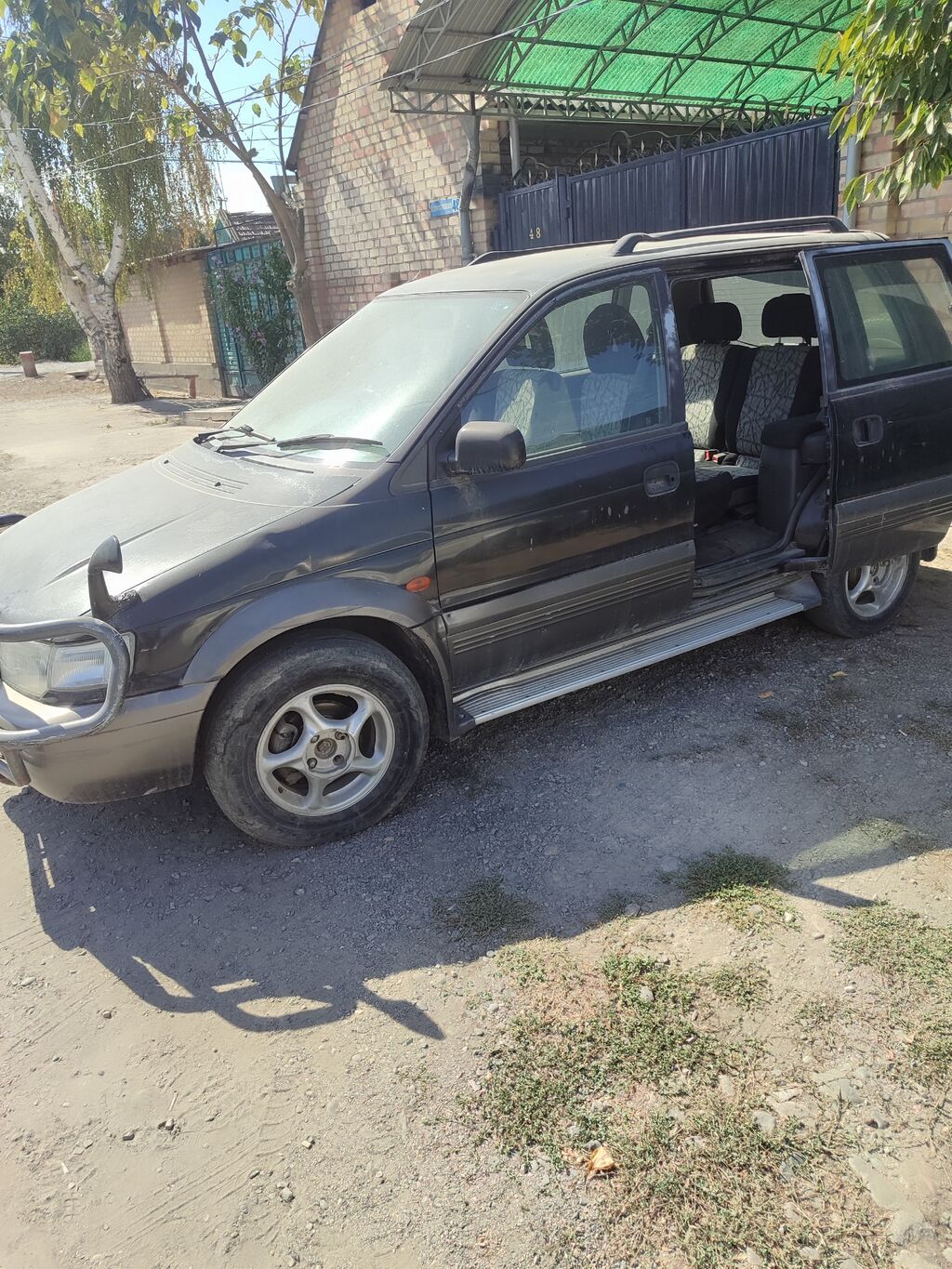 Mitsubishi Chariot: 1997 г., Минивэн: фото 4