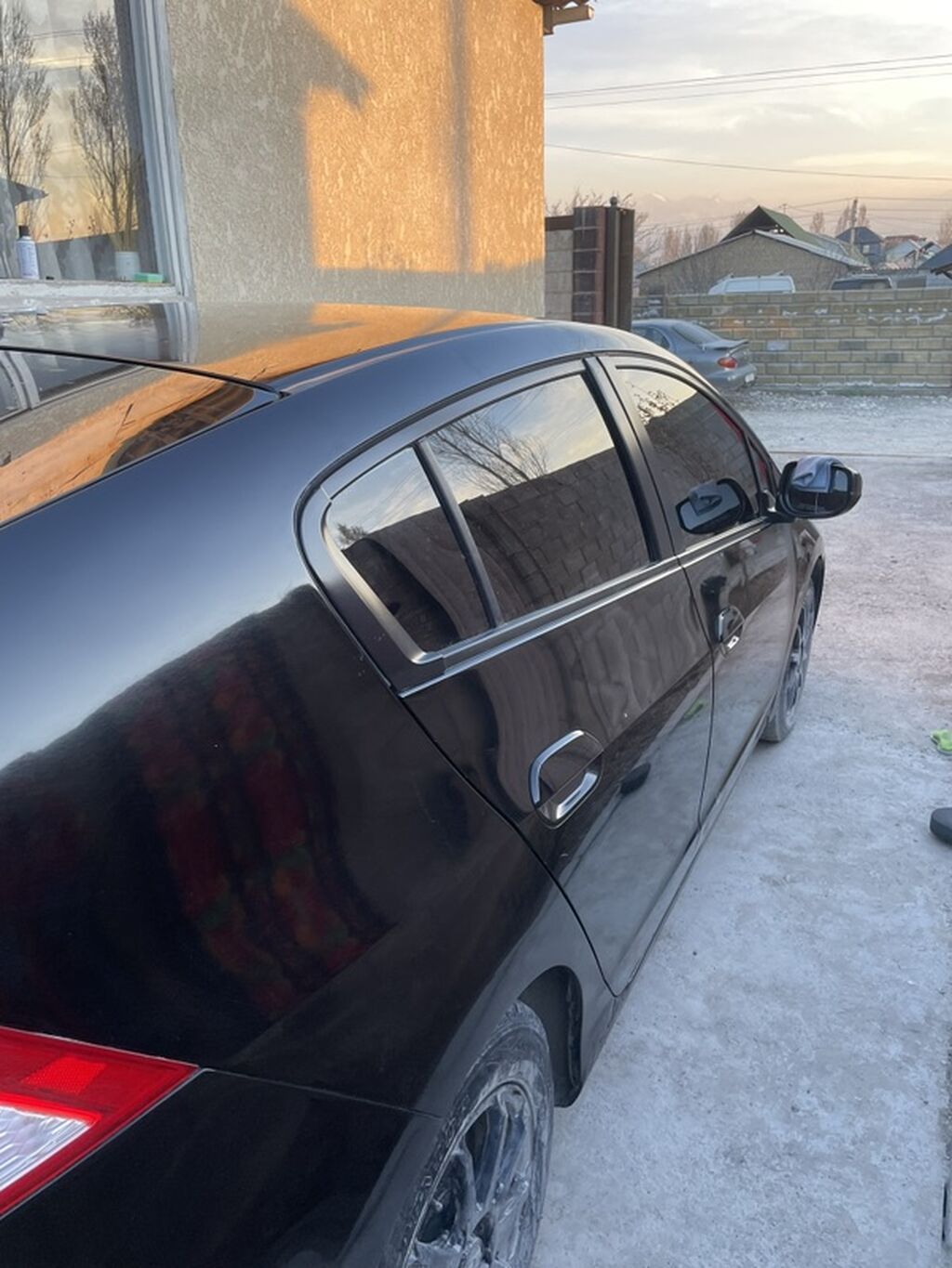 Honda Insight: 2010 г., 1.3 л, Вариатор, Гибрид, Хэтчбэк: фото 3