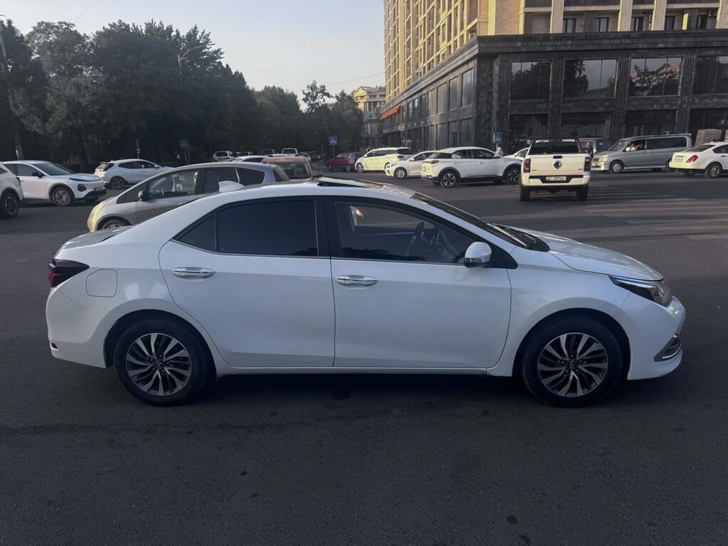 Toyota Corolla: 2019 г., 1.8 л, Вариатор, Гибрид, Седан: фото 3