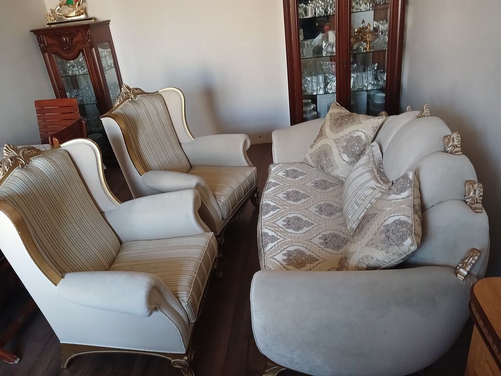 Divan 2 Kteslo satılır qiyməti 750 manat italiya istehsalıdır çox