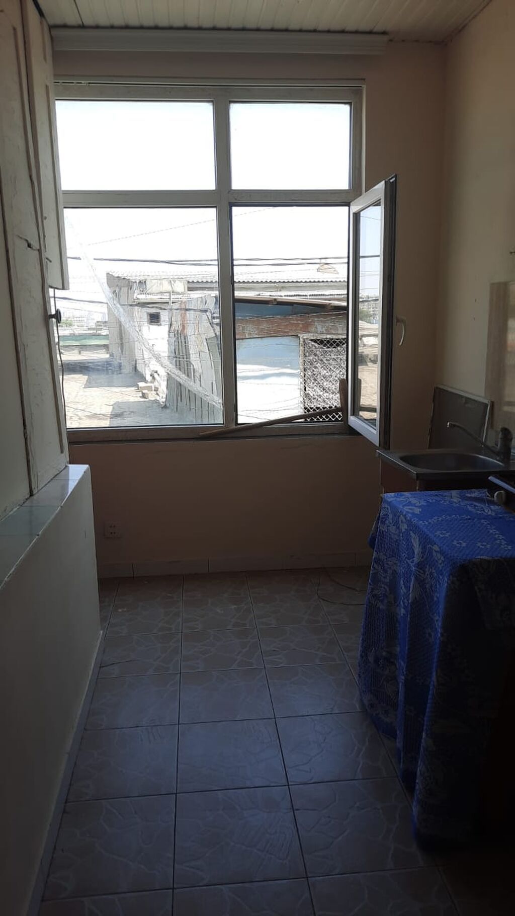 1 otaqlı, mətbəxli orta təmirli həyət evi kirayə verilir.Otaqda bir
